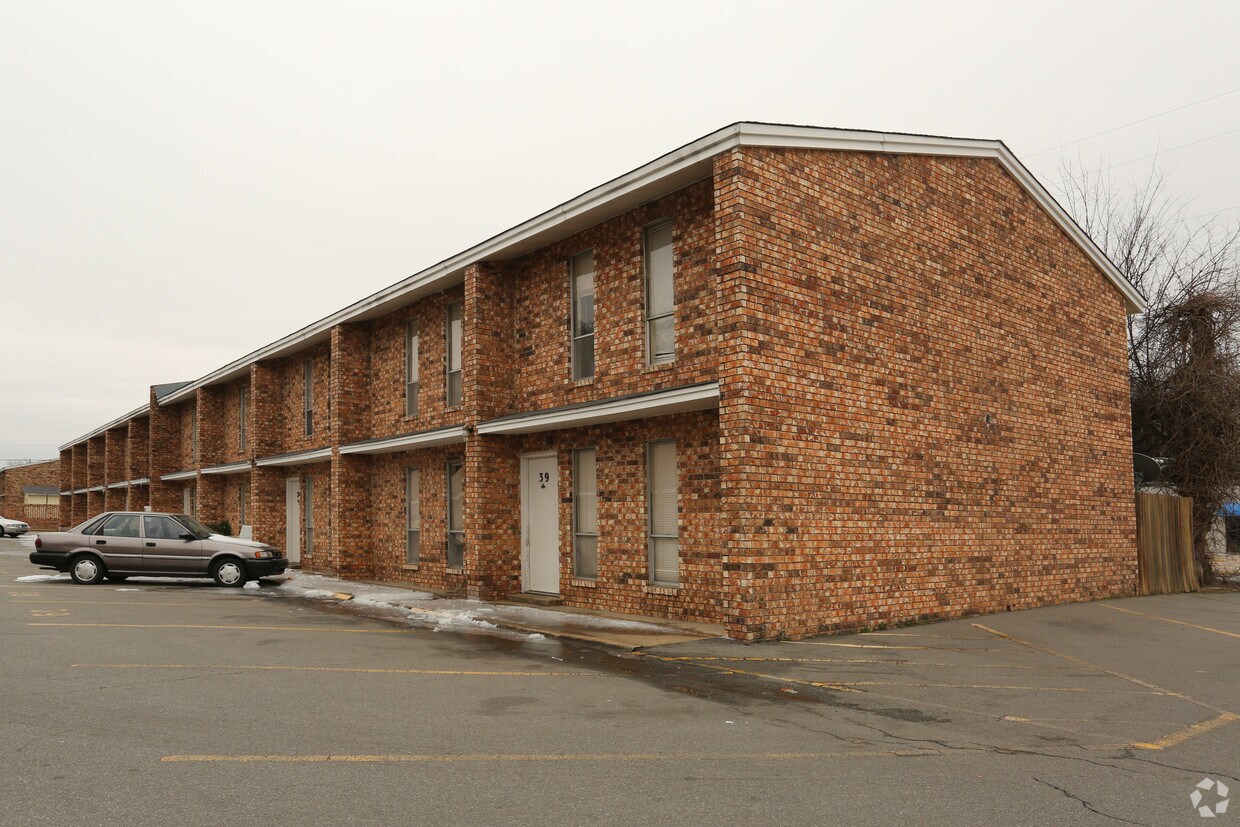 Primary Photo - Town House Apartments