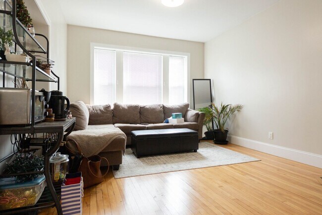Foto del edificio - UNBELIEVABLE DEAL!!!  RENOVATED ALLSTON 2 ...