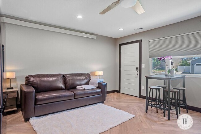 Foto del edificio - 5011 Charmwood Dr