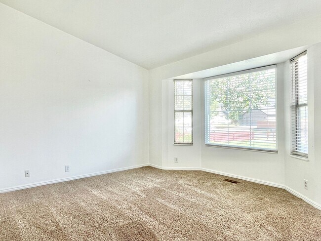 Building Photo - Lovely Sandy Home in Well Kept Neighborhood!