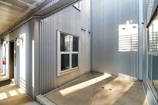 Foto del edificio - Industrial Corner 2BD/2BA Condo at Steelhaus in Plaza Midwood!