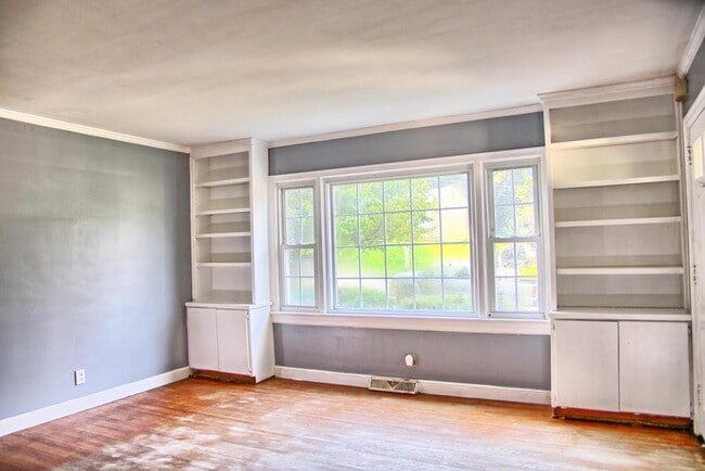Building Photo - 703 Sherwood