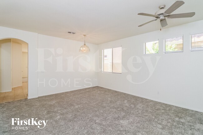 Foto del edificio - 2715 E Carson Rd