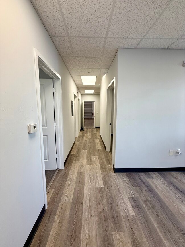 Foto del edificio - 8821 Business Park Dr