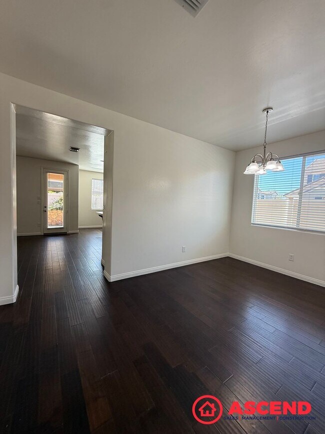 Foto del edificio - Beautiful 4 Bedroom Located in HOA!