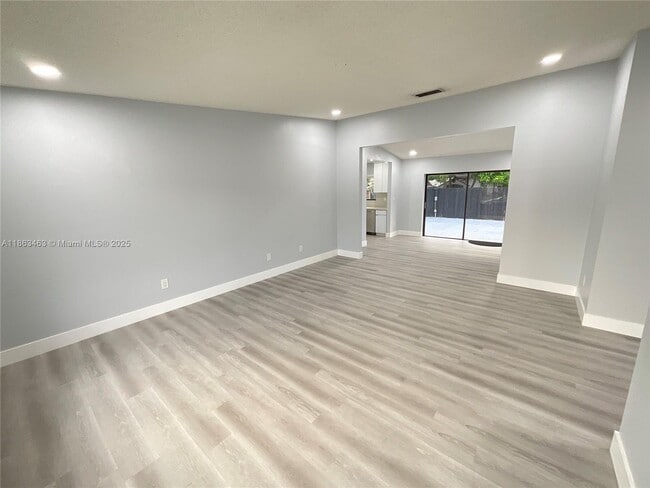 Foto del edificio - 6101 NW 199th St