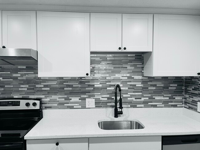 Building Photo - 4 Hallmark Gdns