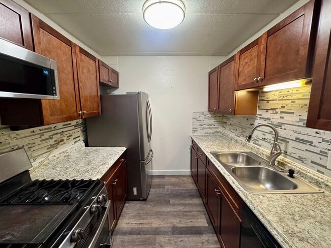 Foto del edificio - 270 Shorewood Dr