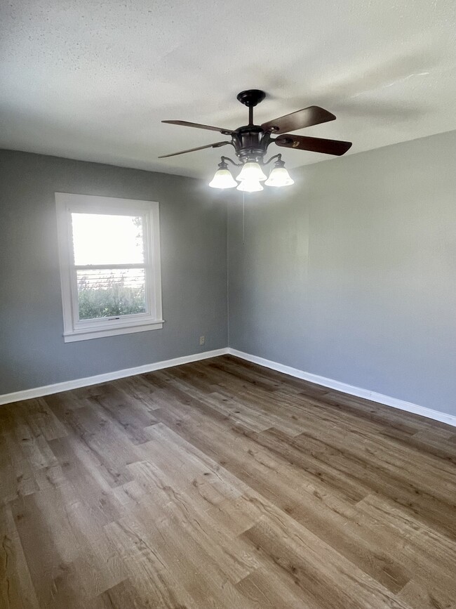 Photo - 708 W Henderson Dr House