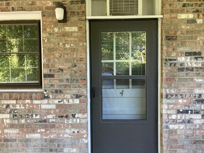 Building Photo - 310 West Chestnut Street, Unit 4