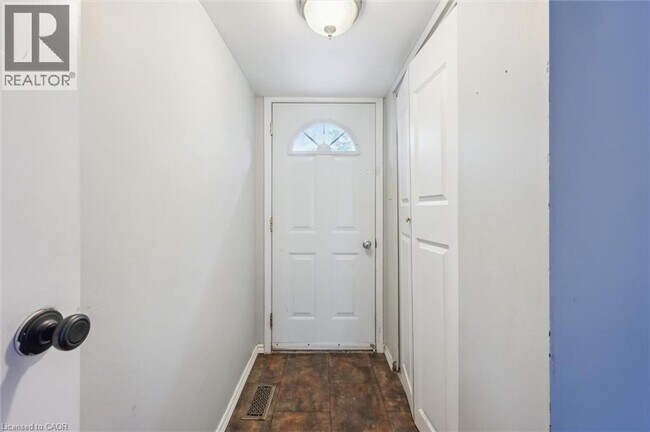Building Photo - 210 Glamis Rd