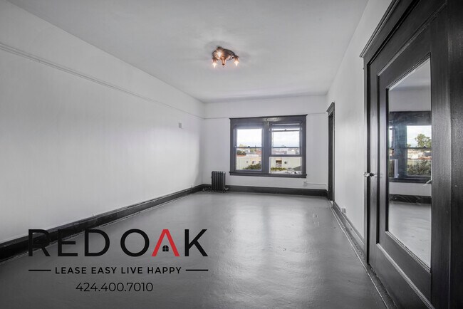 Foto del edificio - Outstanding Three Bedroom with Loads of Na...