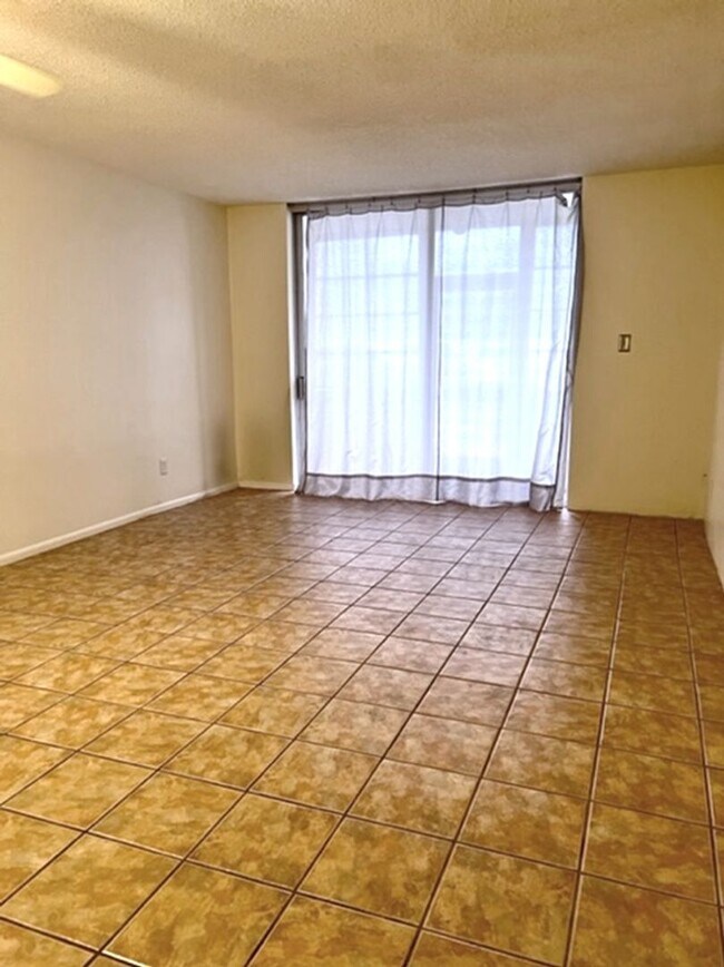 Building Photo - 55+ Community - 1BR/1BA Condo in Las Palmas