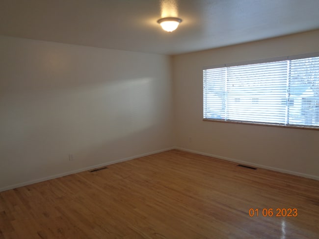 Building Photo - Nicely located close to Memorial Park and ...
