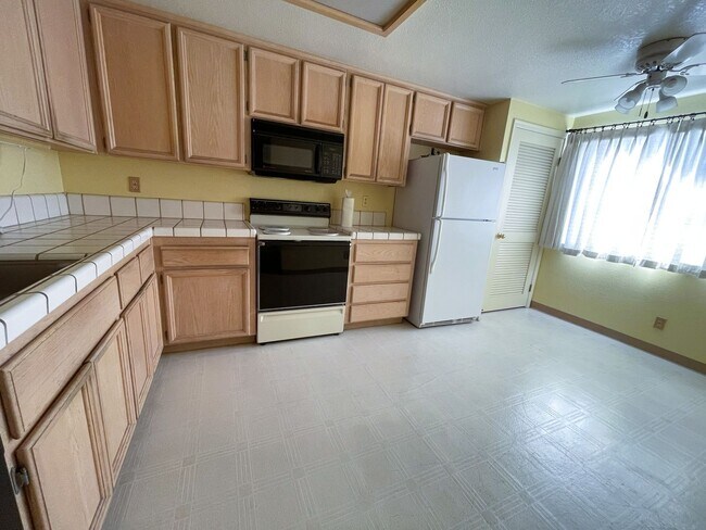 Building Photo - Spacious tri-level townhome in the heart of Hayward