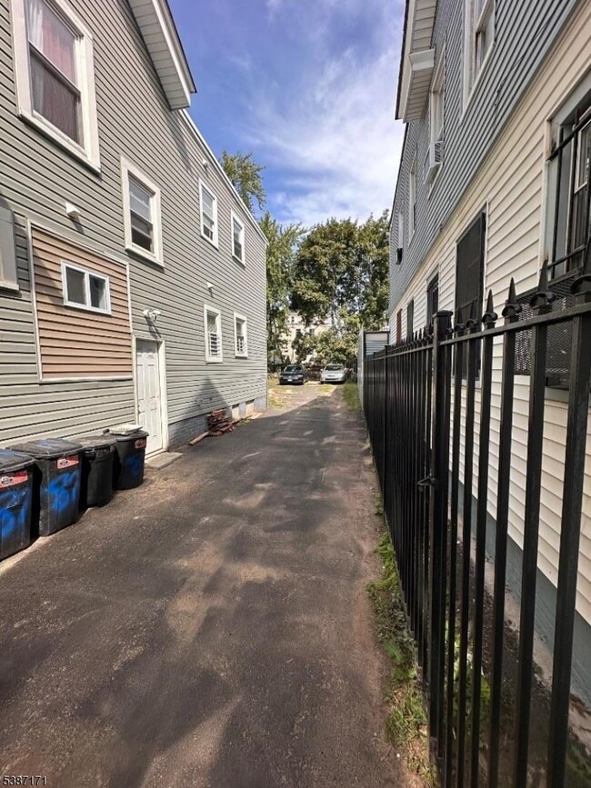 Building Photo - 87 Lyons Ave