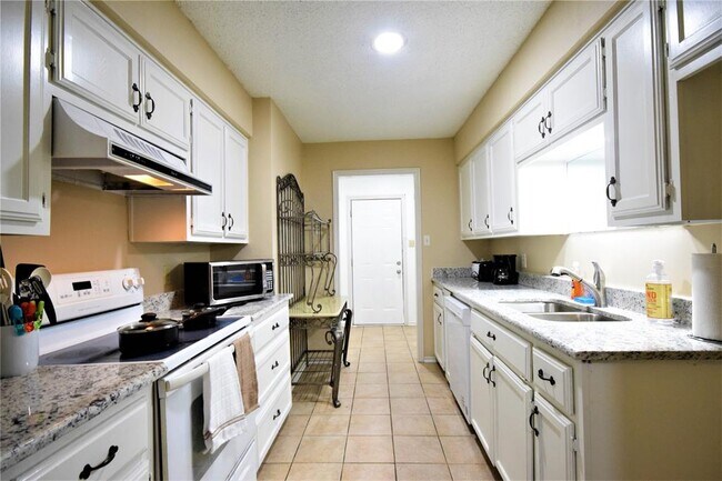 Building Photo - 2419 Garden Oaks Dr
