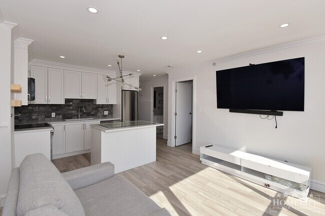 Photo du bâtiment - Bright, Furnished 1 Bed + Den | 1 Bath Condo for Rent in Surrey (City Point)!