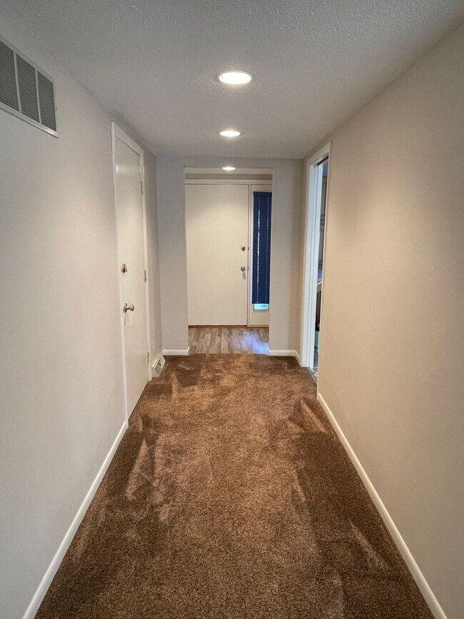 Foto del edificio - For Lease / Rent