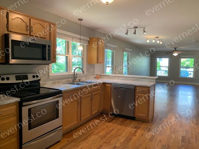 Building Photo - 422 Rosewood St