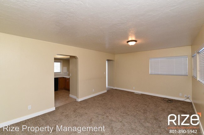 Building Photo - 5 br, 2 bath House - 225 Country Club Dr