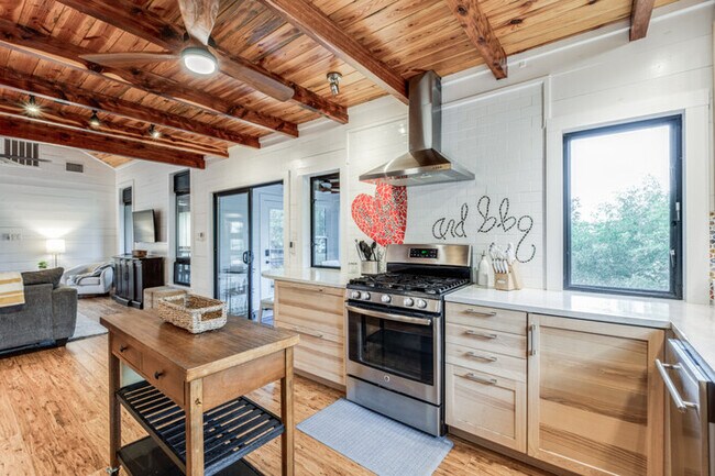 Foto del edificio - Happy Sunshine. Custom and Eclectic Waterf...