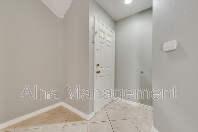 Building Photo - 6708 Roxanne Way