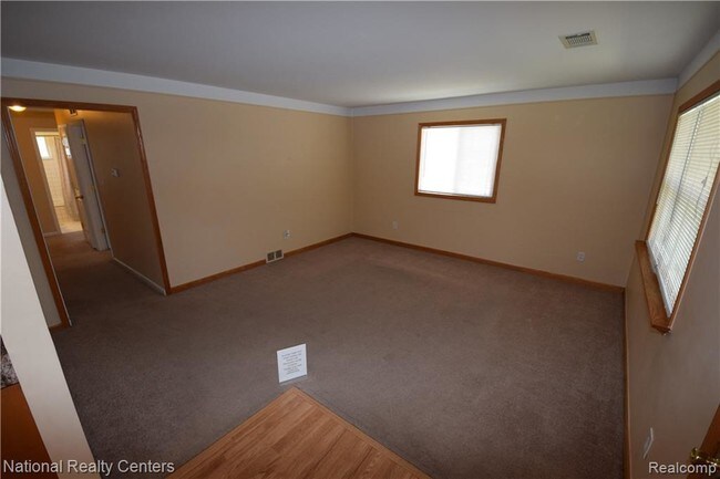 Foto del edificio - 27411 Long St