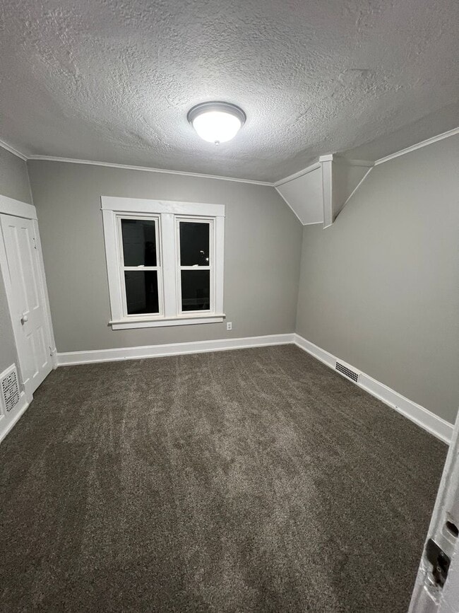 Building Photo - Huge 5 Bedroom House!  With garage!!!  Fre...