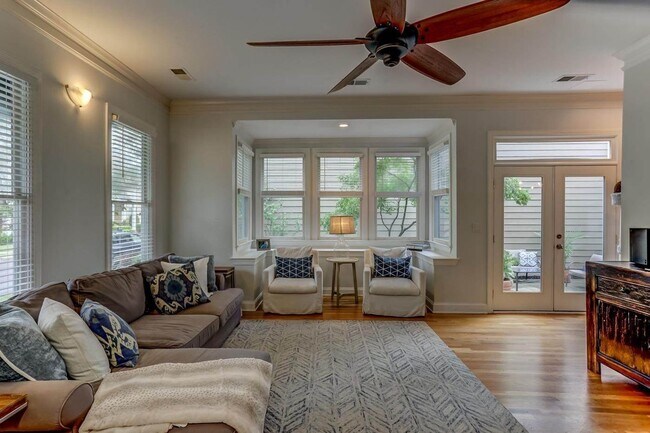 Foto del edificio - Charming Harbor Town home near grocery res...