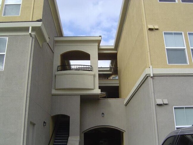 Building Photo - Gorgeous 2 Bed/2 Bath condo in Folsom