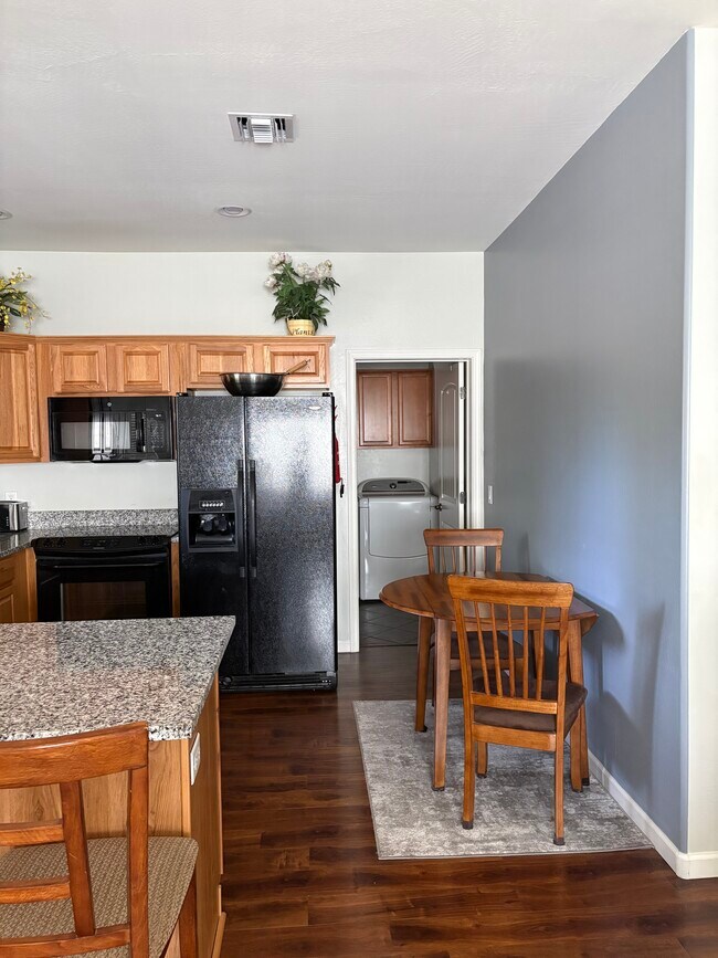 Foto del edificio - 1351 W Sierra Buena Ct
