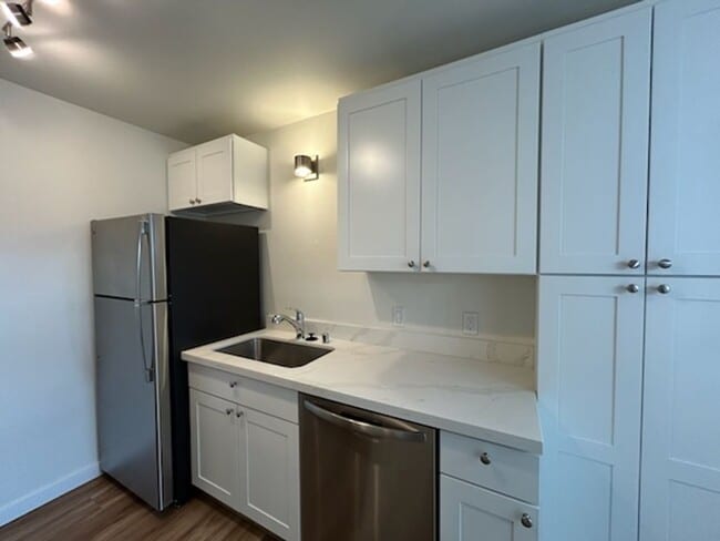 Updated 2bed/1bath Apartment in Redmond! - Updated 2bed/1bath Apartment in Redmond!