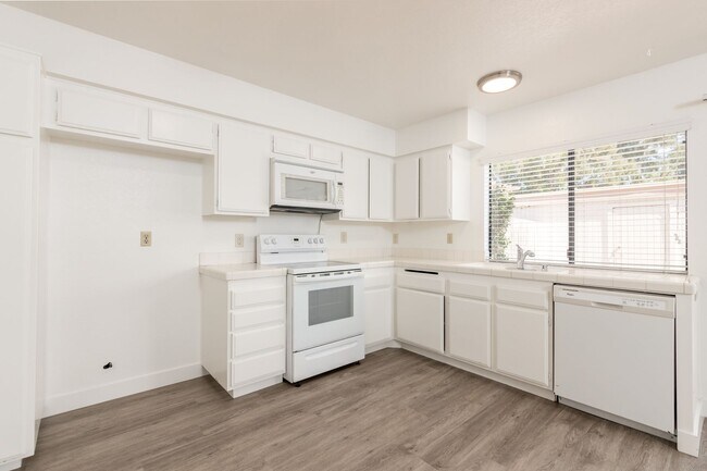 Building Photo - Great Condo located in the Tanglewood Comm...