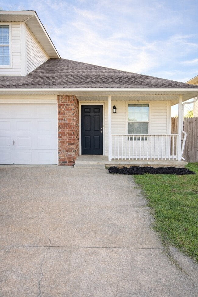 Building Photo - 1305 N Willow Dr