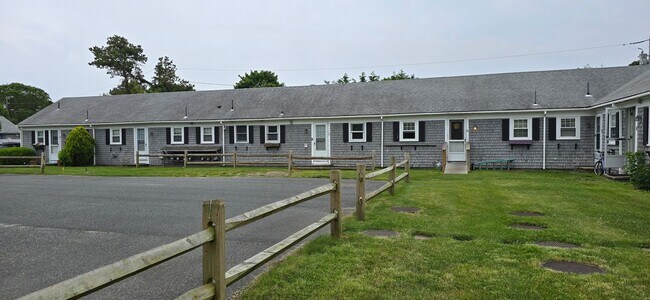 Building Photo - Charming 3BR First-Floor Condo – Walk to B...