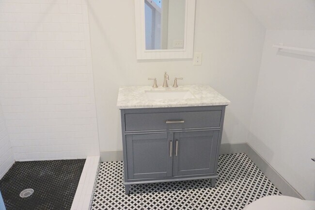 Foto del edificio - 2 BED | 2 BATH | HISTORIC DISTRICT | GATED BACKYARD WITH PORCH