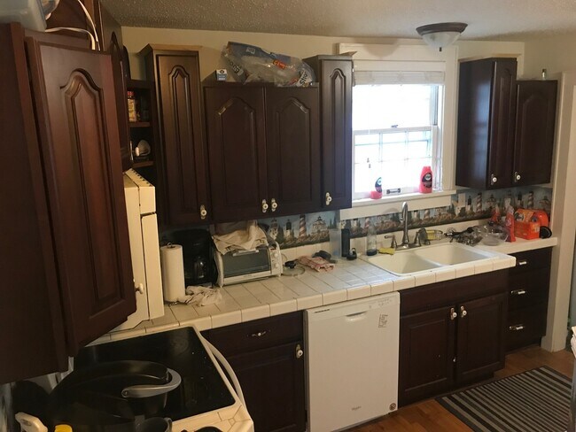 Building Photo - HUGE Home Right Across From Campus! Must S...