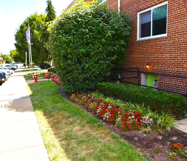 Building Photo - Hillwood Manor Apartments