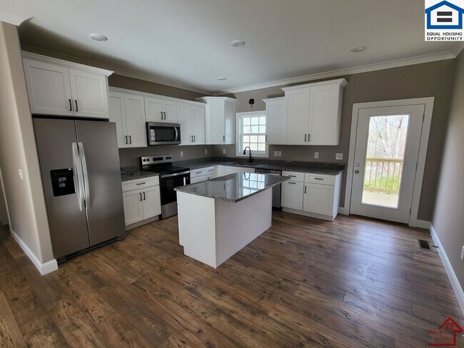 Building Photo - 165 Lakeshire Dr