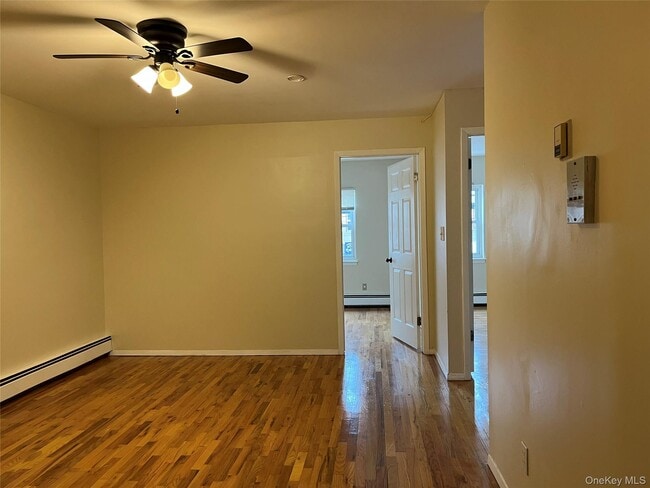 Building Photo - 410 Jericho Tpke