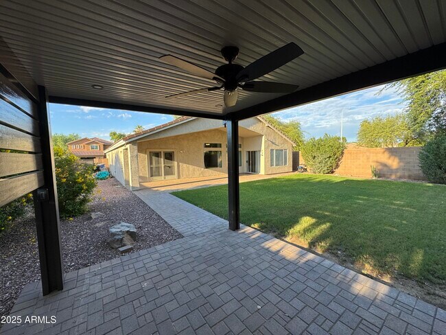 Building Photo - 613 W Canary Way