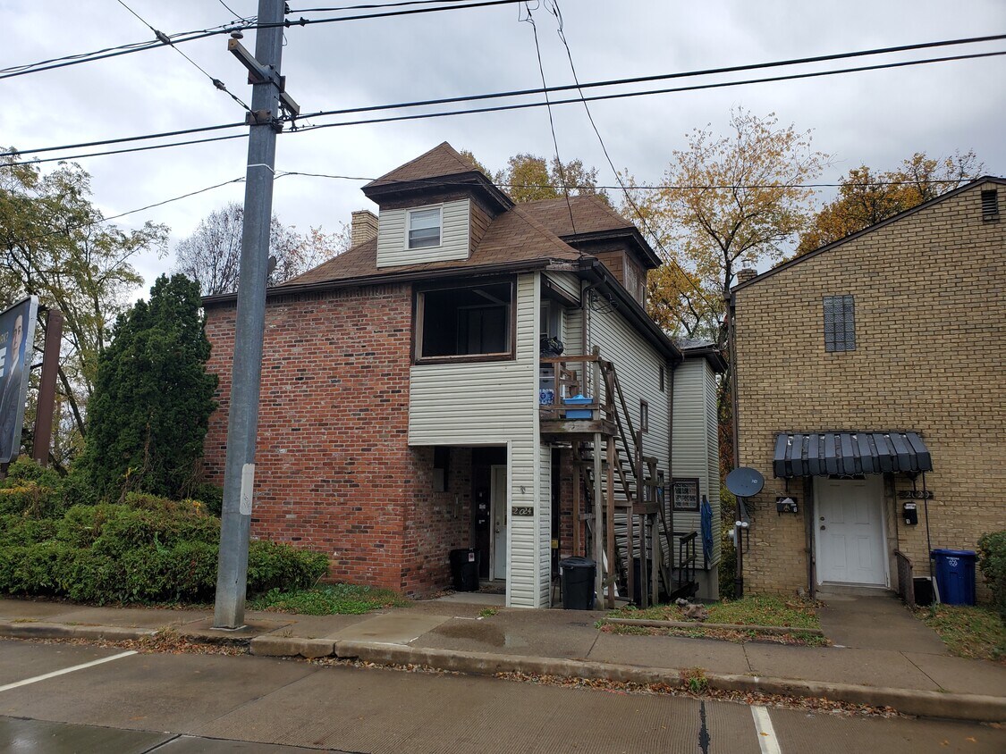 Front - 2024 Broadway Ave