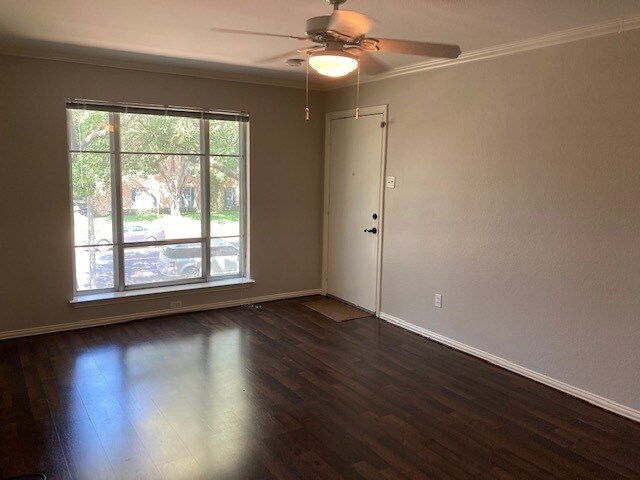Sala de estar y ventana frontal - 6010 E University Blvd