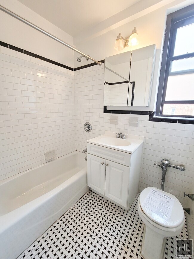 Building Photo - 2 BEDROOM FLEX ON Grand Concourse