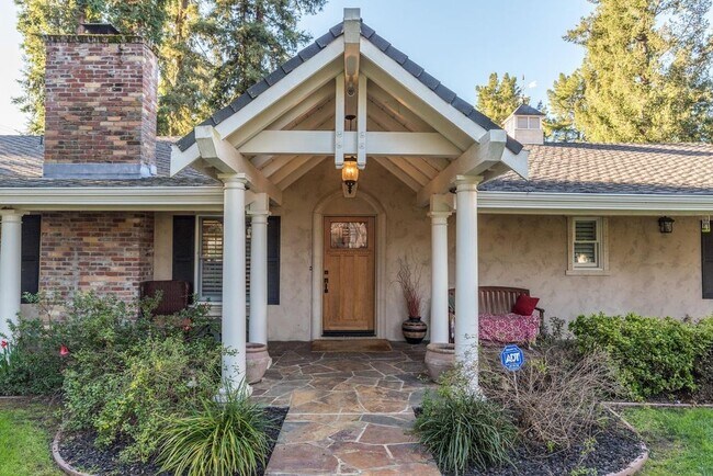 Foto del edificio - Gorgeous Property on Private Street conveniently located on West Side near Downtown!