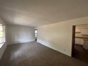 Building Photo - 1304 N Pontiac Dr