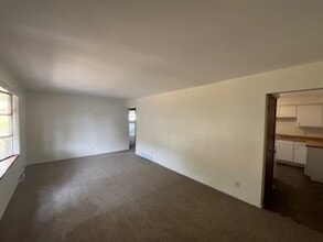 Building Photo - 1304 N Pontiac Dr