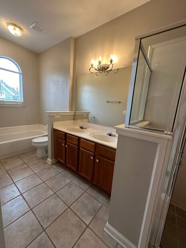Building Photo - Adorable 3 bd 2 bath with all new paint an...