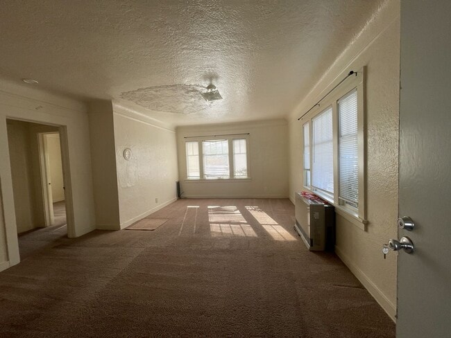 Building Photo - Pet-friendly home with a detached garage!